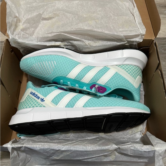 adidas Women's Swift Run Rf Sneaker NWT - Picture 1 of 3